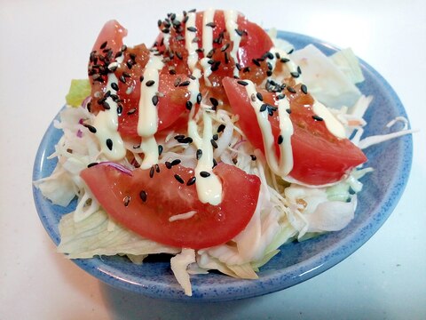 レタスと千切り野菜とトマトのたまドレサラダ